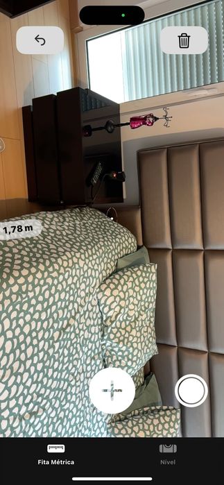 Quarto de casal com sommier, colchão e 2 mesinhas de cabeceira