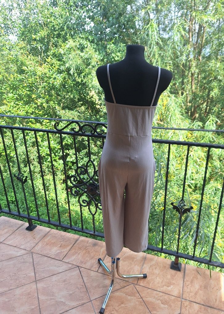 Szary prążkowany kombinezon damski marka PrettyLittleThing rozmiar XL