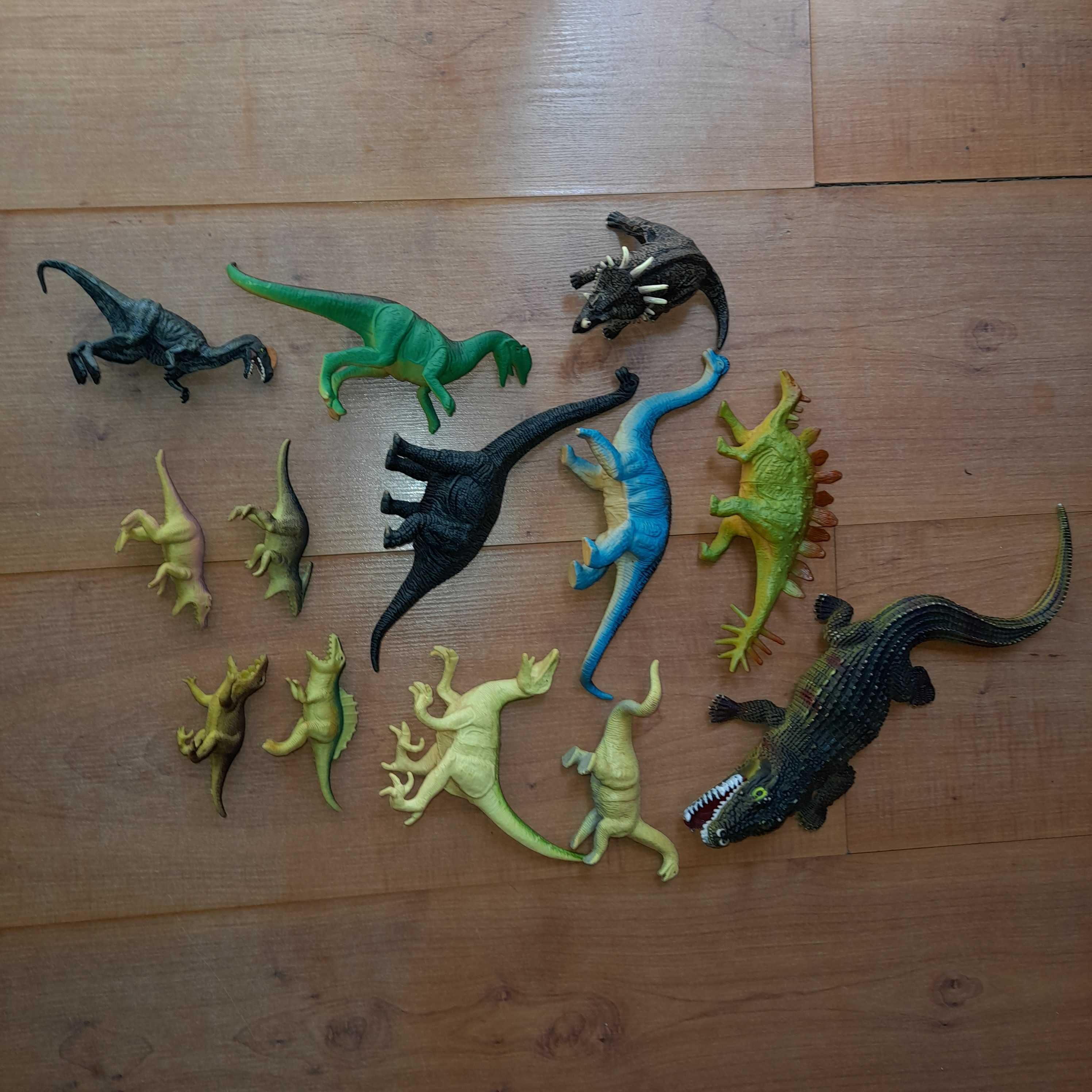 Conjunto de 13 Figuras de Plastico - Dinossauros