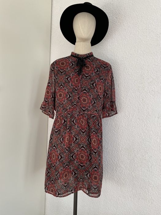 Elegancka sukienka w geometryczne wzory z krótkim rękawem BOOHOO 44