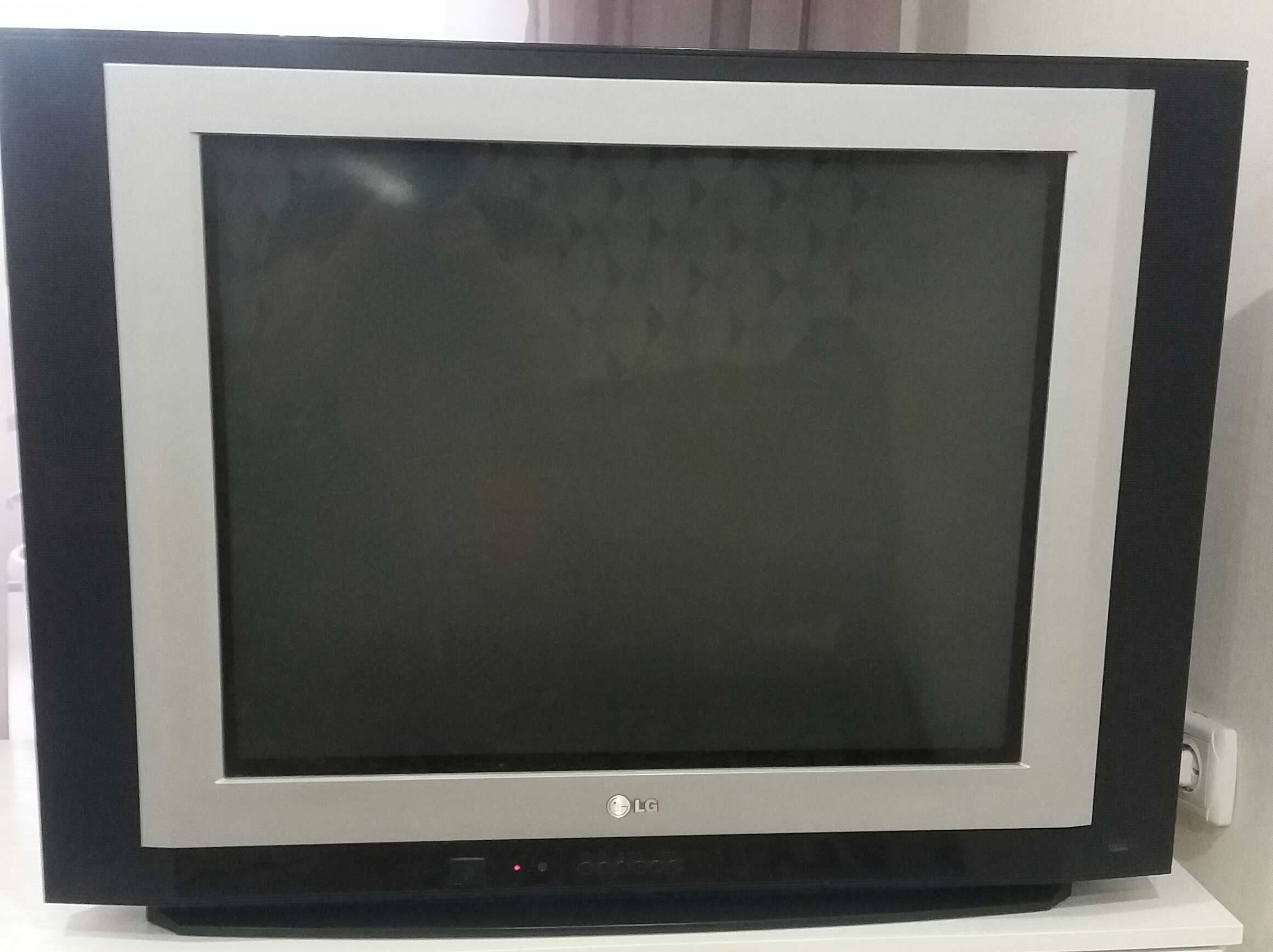 Продам б/у рабочий цветной телевизор в отличном состоянии 810×610×460