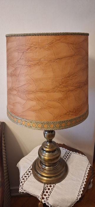 Candeeiro de mesa antigo em latão dourado