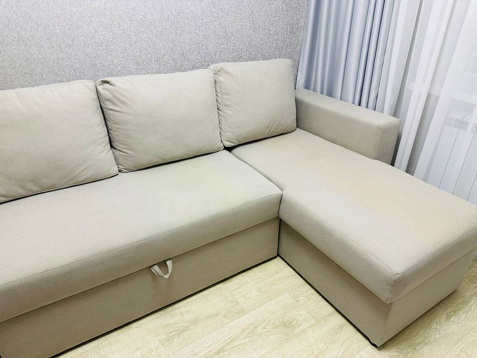 Диван кутовий світлого кольору