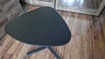 Czarny stolik pod laptopa