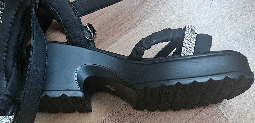 Босоножки новые стильные