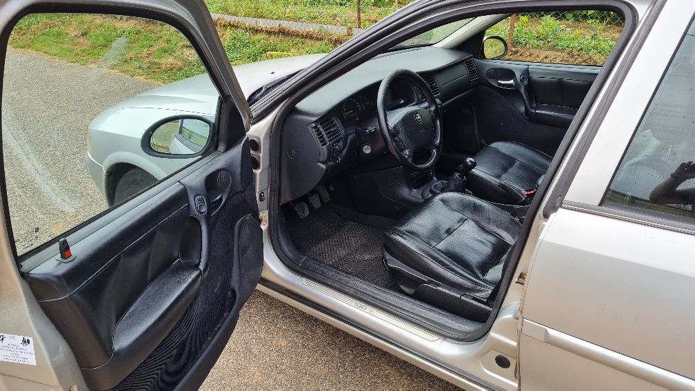 Opel Vectra Caravan 100 anos - ano 2000
