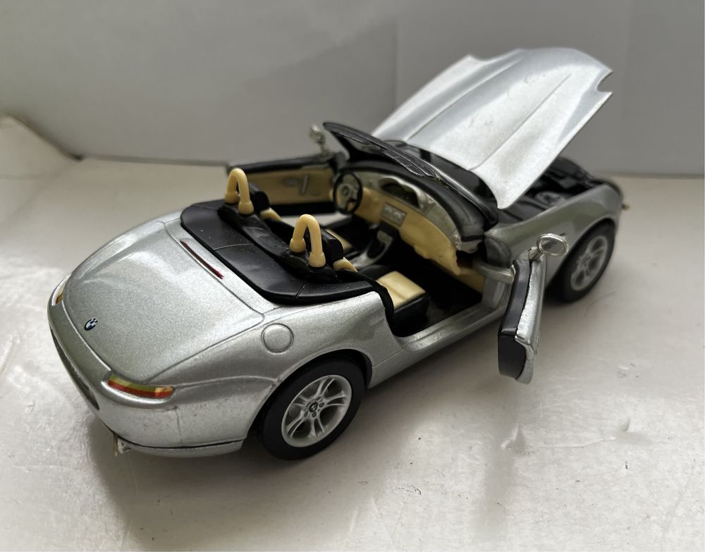 Model samochodu w skali 1:24 Bmw Z8 Sunnyside Maisto Bburago