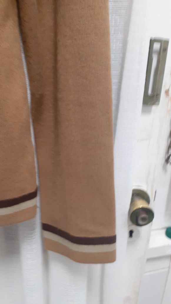 Casaco de malha castanho  claro com debruadocom dois tons