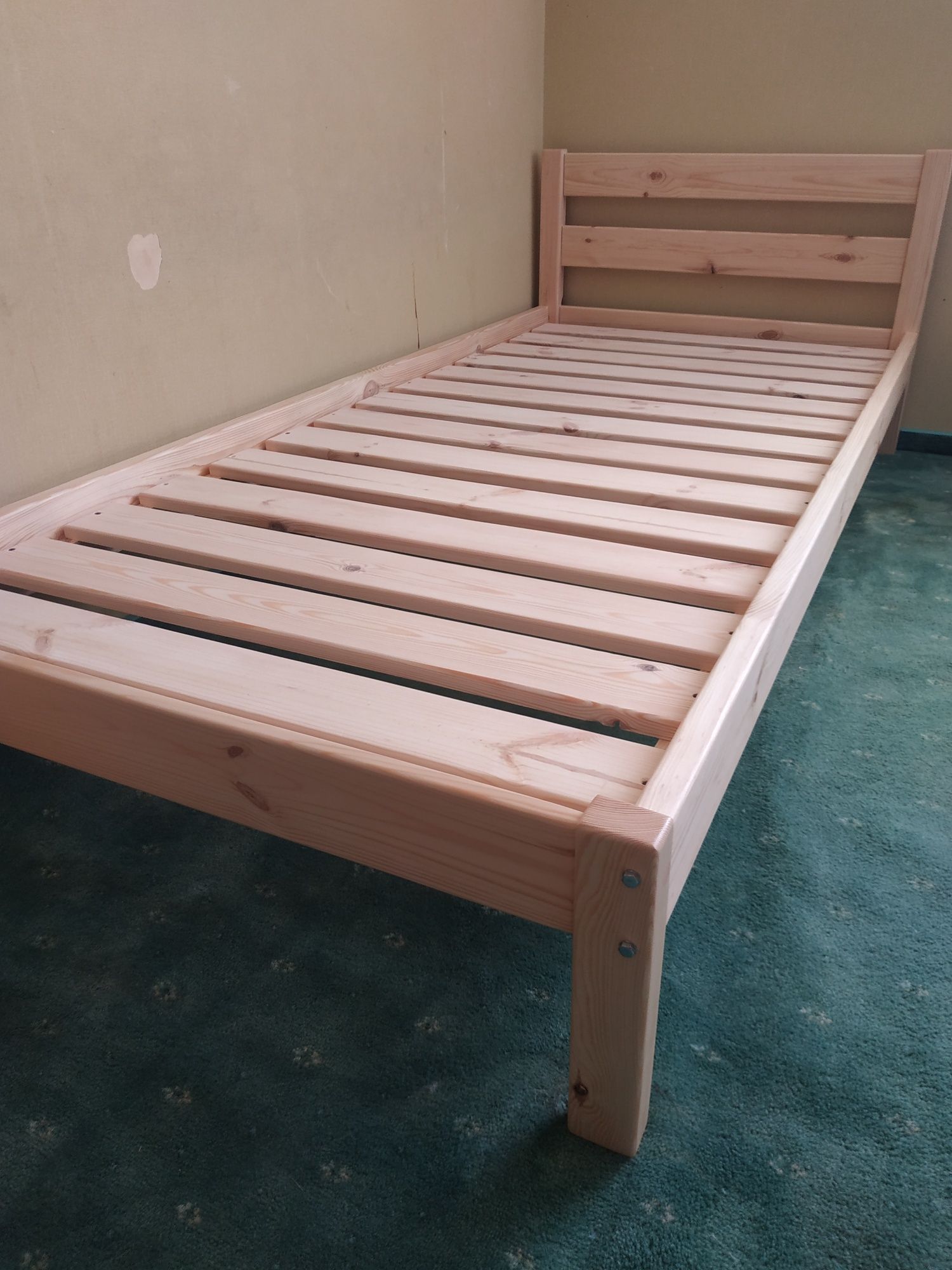 Дерев'яне ліжко з масиву сосни в тонуванні