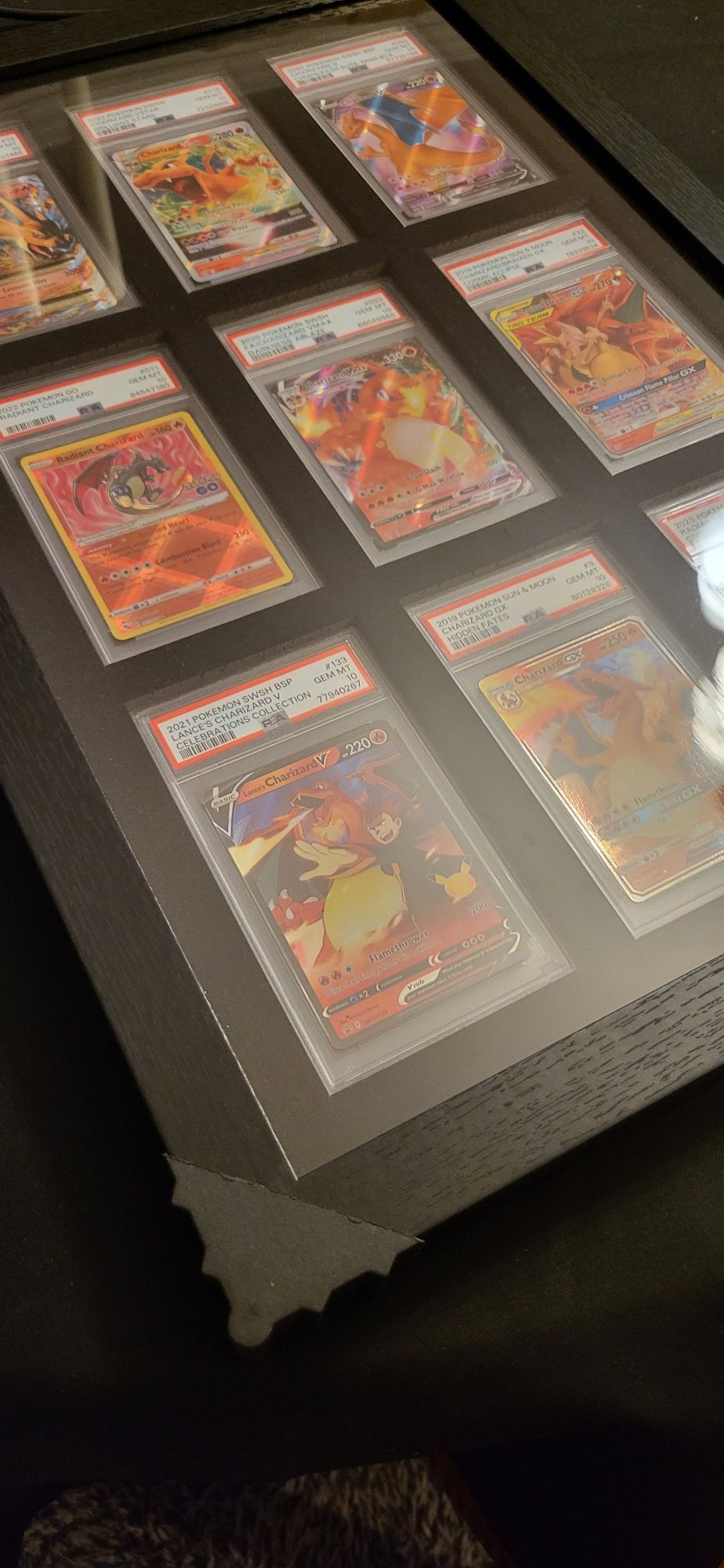 Moldura com 9 slabs de cartas Pokémon Charizard psa 10