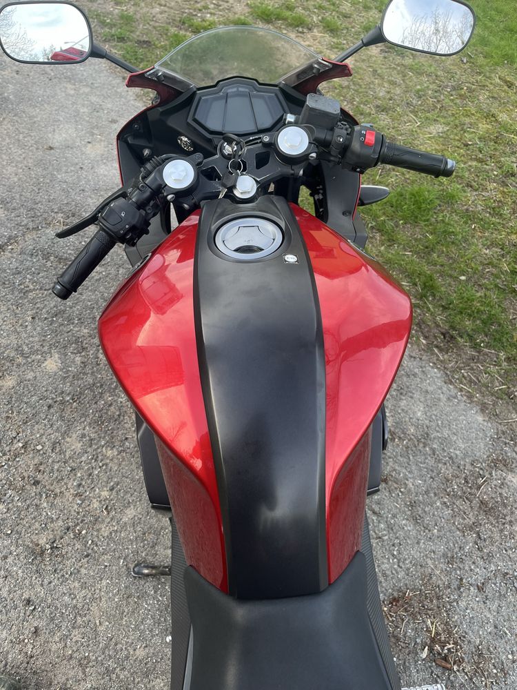 Yamaha yzf r125.