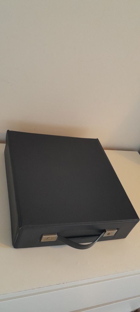Maquina de Escrever Olivetti T, em bom estado e com maleta