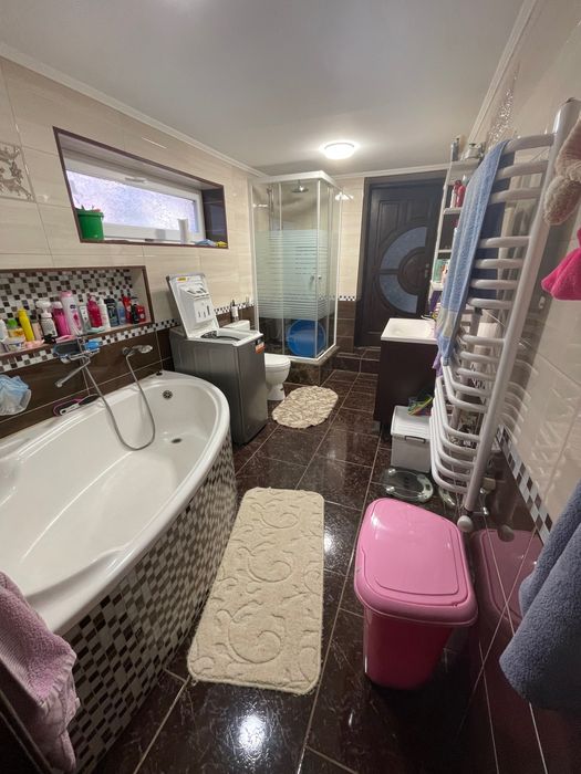 Продається будинок з земельною ділянкою.