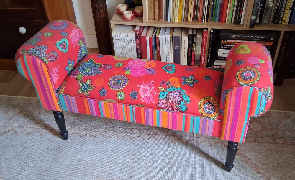 Banqueta de padrão colorido em tecido - pés de madeira