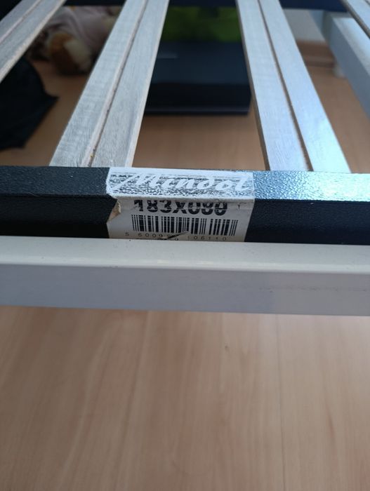 2 camas de solteiro (beliche) com estrado. Sem colchão.