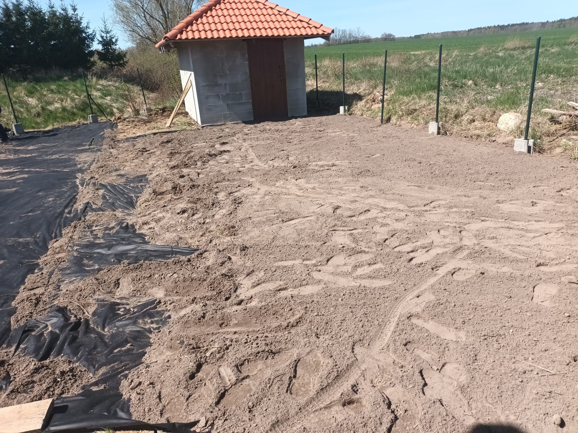 Trawnik drenaż równanie terenu ogród