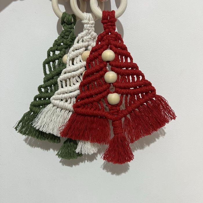 Новорічна ялинка з макраме