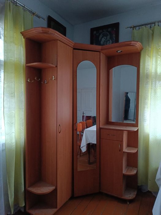 Кутова шафа з підсвіткою