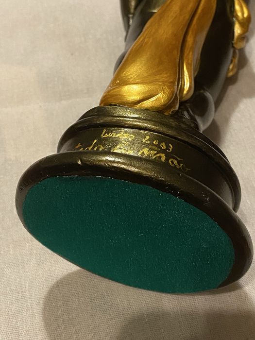 Estátua com pormenor dourado