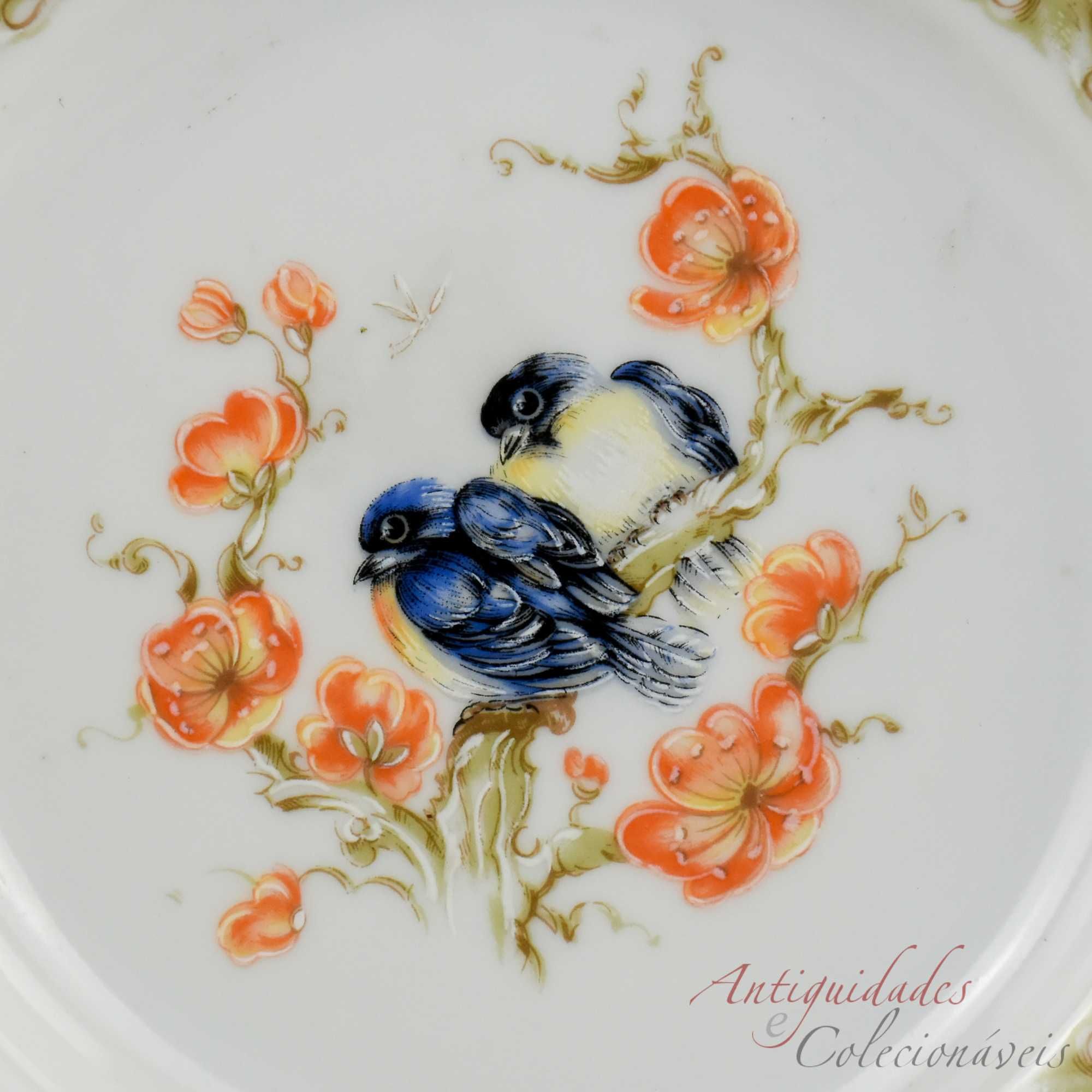 Prato porcelana Artibus, com flores e pássaros pintado à mão