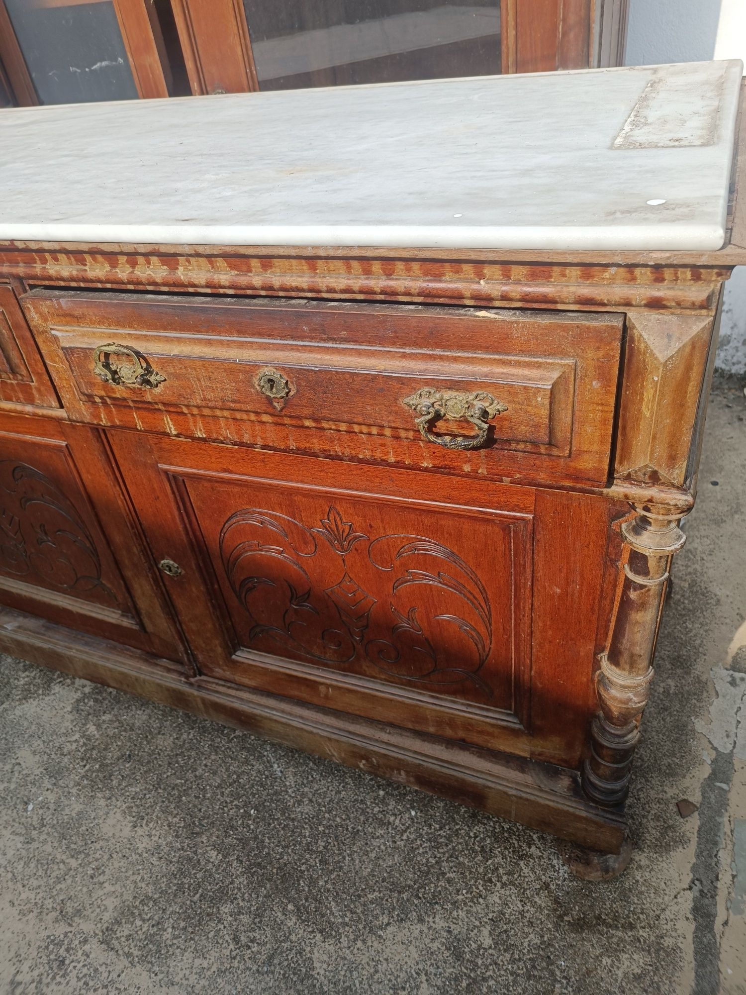 Móvel antigo para restauro.