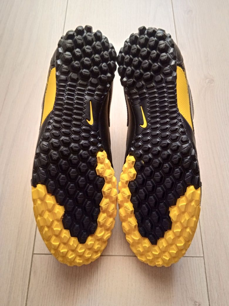 Новые сороконожки, шиповки Nike Bomba 5 TF размер 40