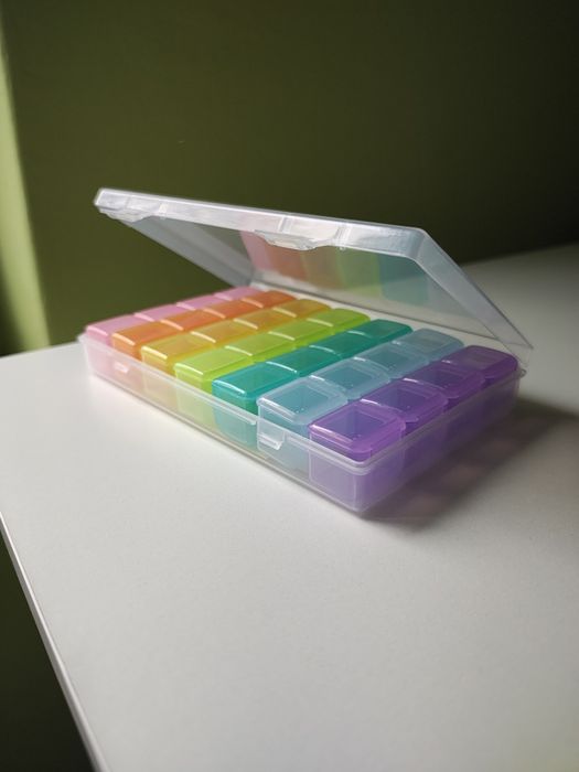 pojemnik kasetka na leki tygodniowa z naklejkami na każdy dzień i porę