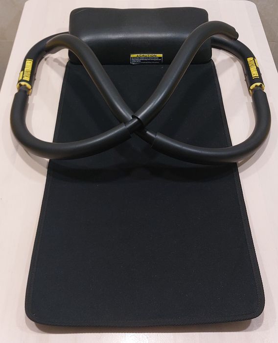 Banco de abdominais com apoio