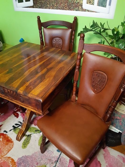 Drewniany stół i krzesła