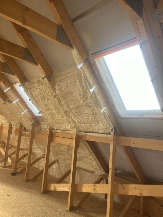 Ocieplenie poddasza,docieplenie,izolacja pianą pur,izolacja natryskowa