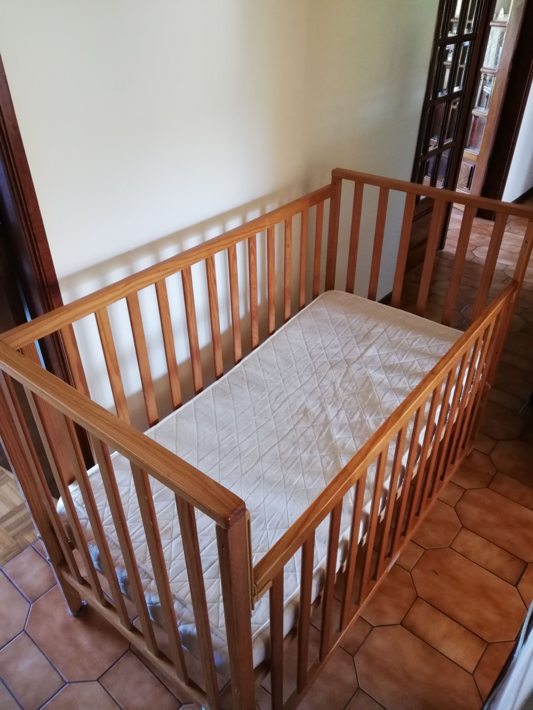 Cama bebé com colchão