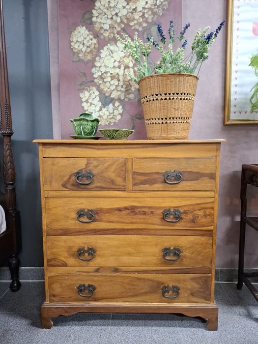Cómoda em madeira maciça estilo clássico colonial.