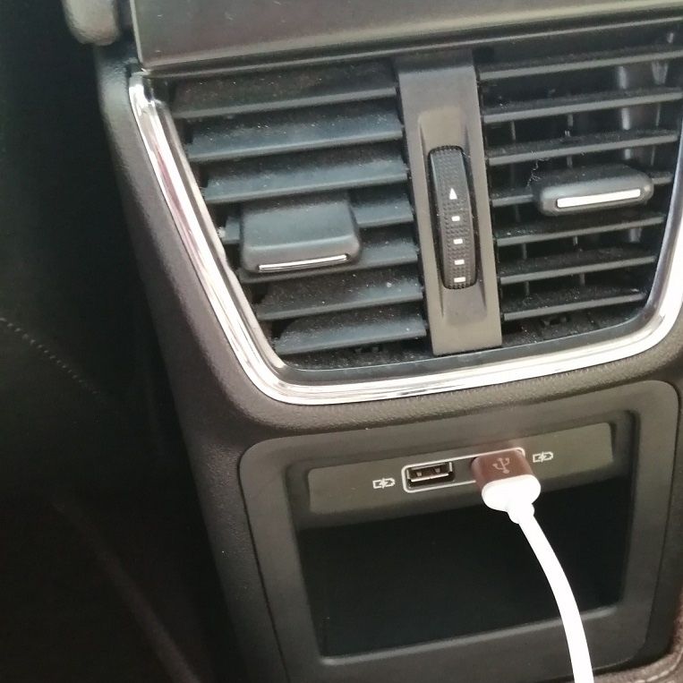 USB зарядка для задніх пасажирів Skoda Octavia Superb Kodiaq