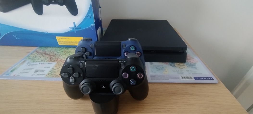 Konsola PS4  slim 500G komplet  2 pady z grami