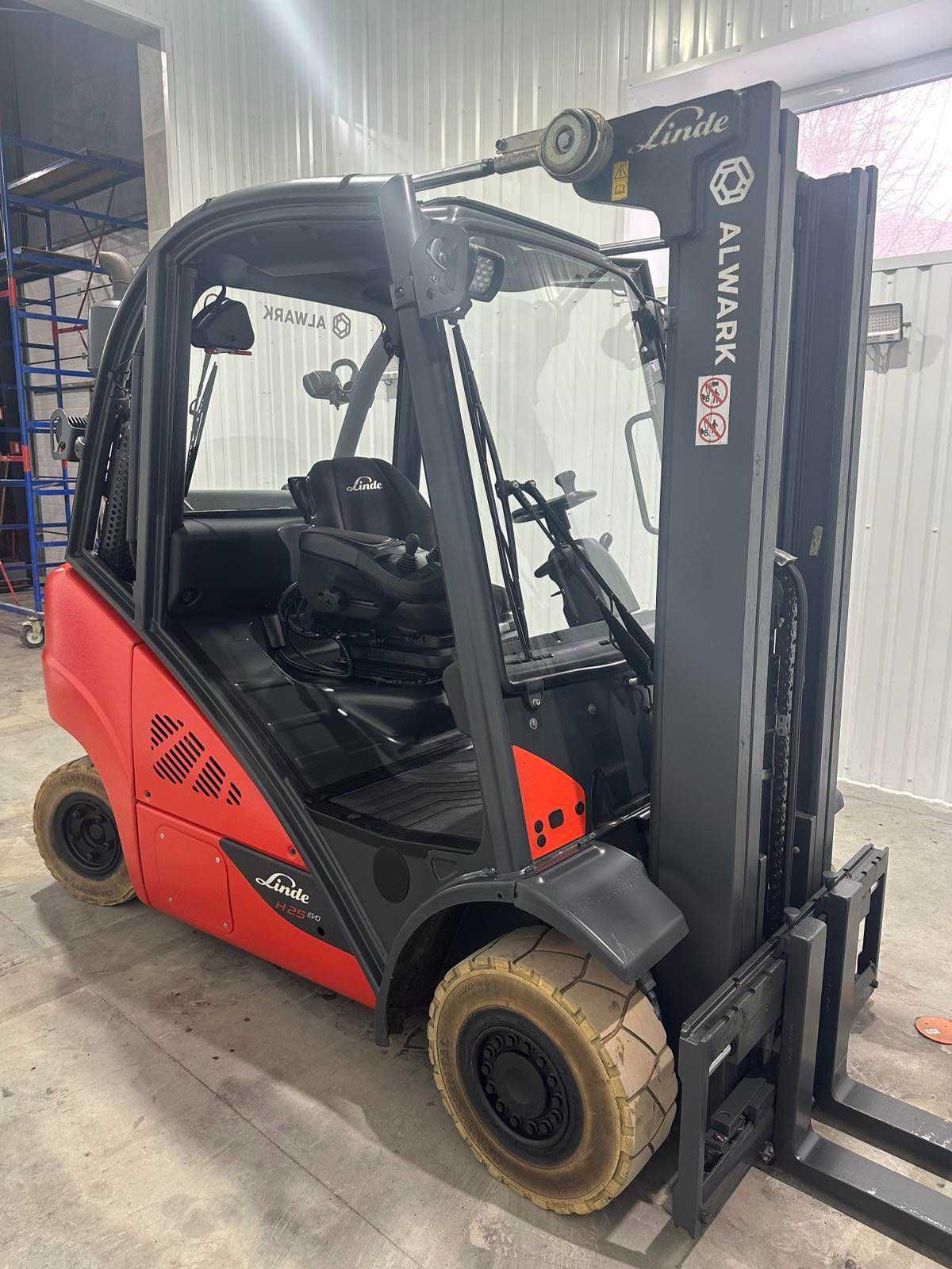 Газовий навантажувач Linde H25T - вантажопідйомність – 2500 кг
