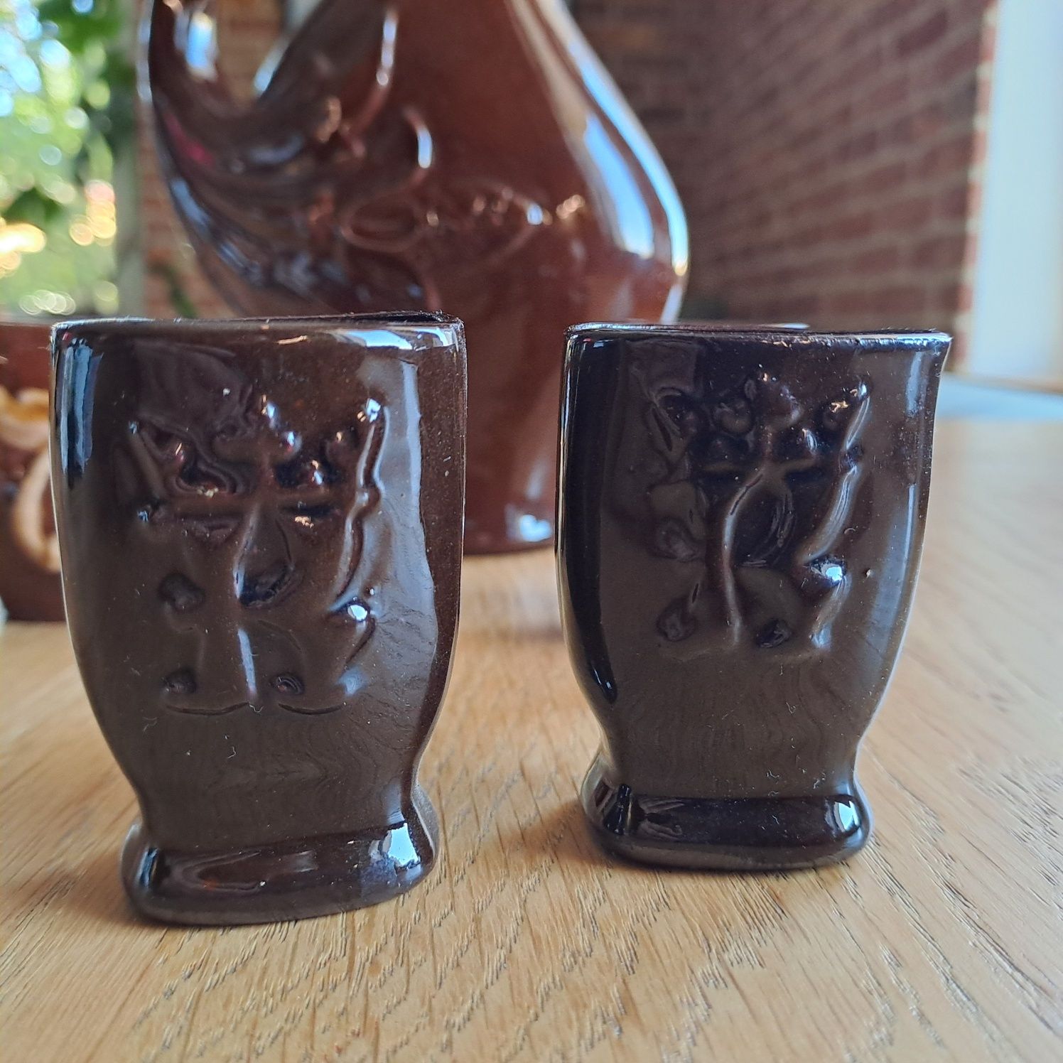 Porcelit, czarki do miodu z symbolem K