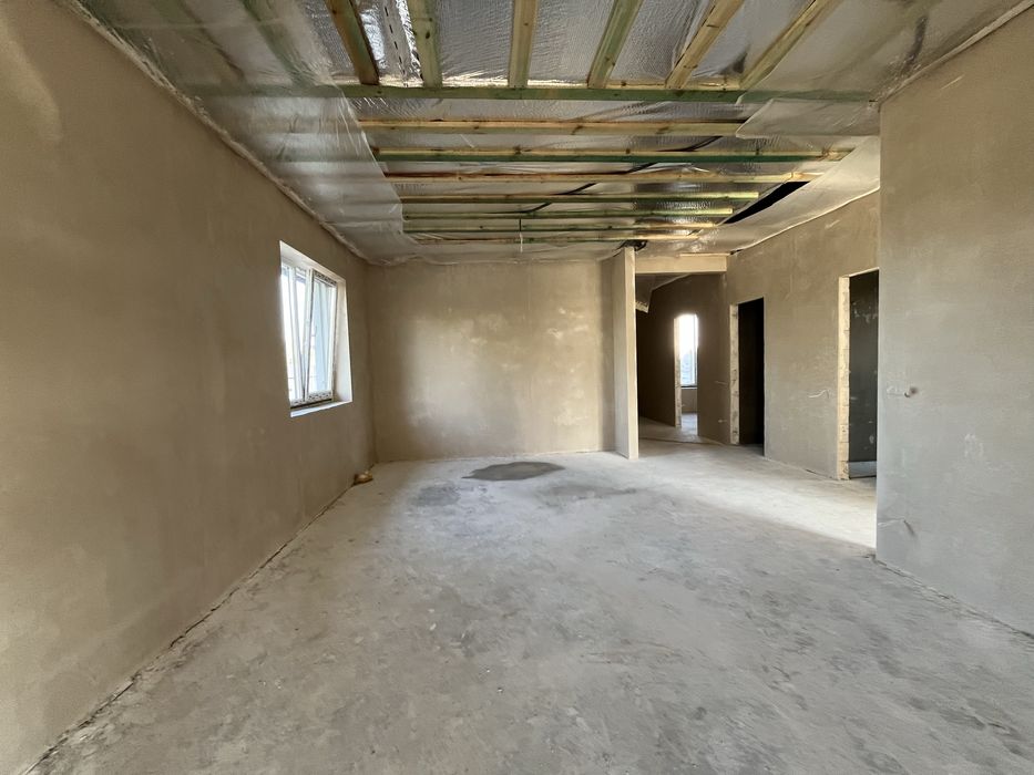 Однововерховий будинок в районі нової забудови