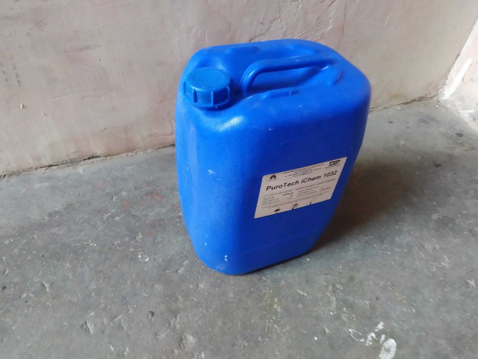 Каністри пластмасові 20 літрів