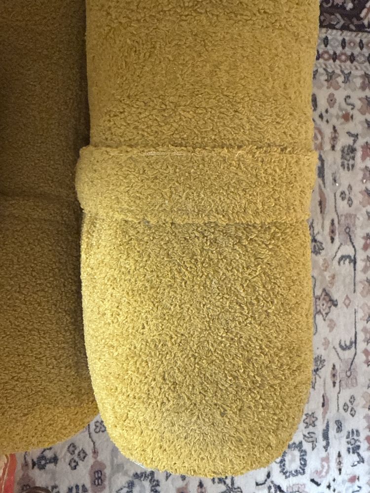 Dwa fotele i otwierana pufa w kolorze miodowym