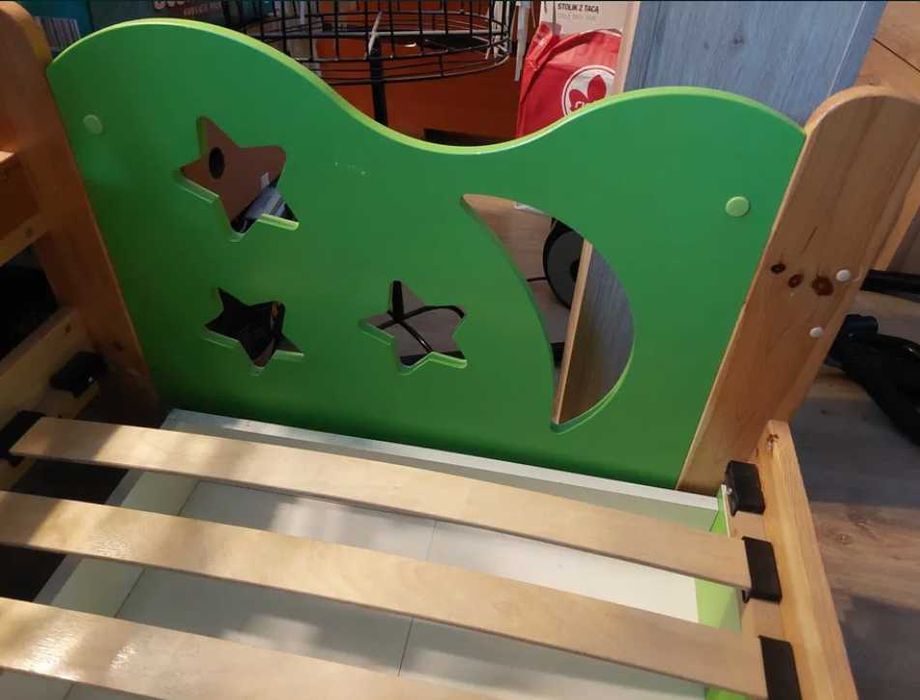 Łóżko drewniane 165x85 cm z barierkami i materacem