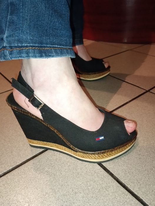 Sandały na koturnie