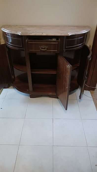 Aparador de madeira escura com tampo de mármore claro