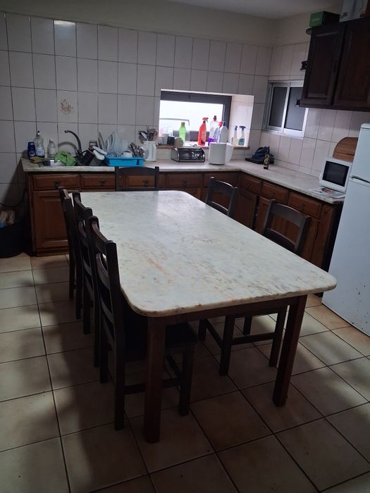 Mesa de mármore com 6 cadeiras de madeira 1,90 mt por 1 mt