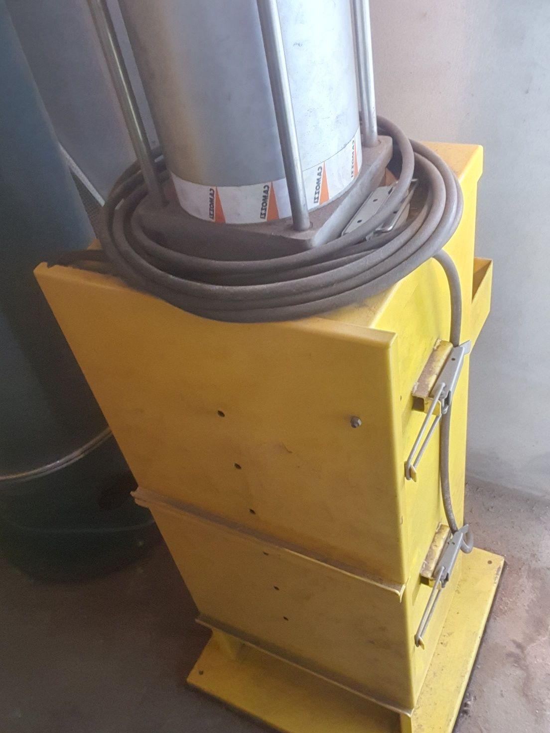 Maquina compactar sucata