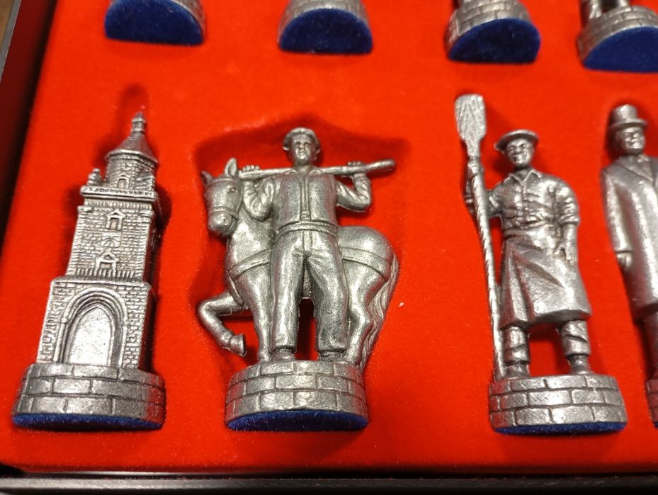 Tabuleiro de xadrez com peças em metal