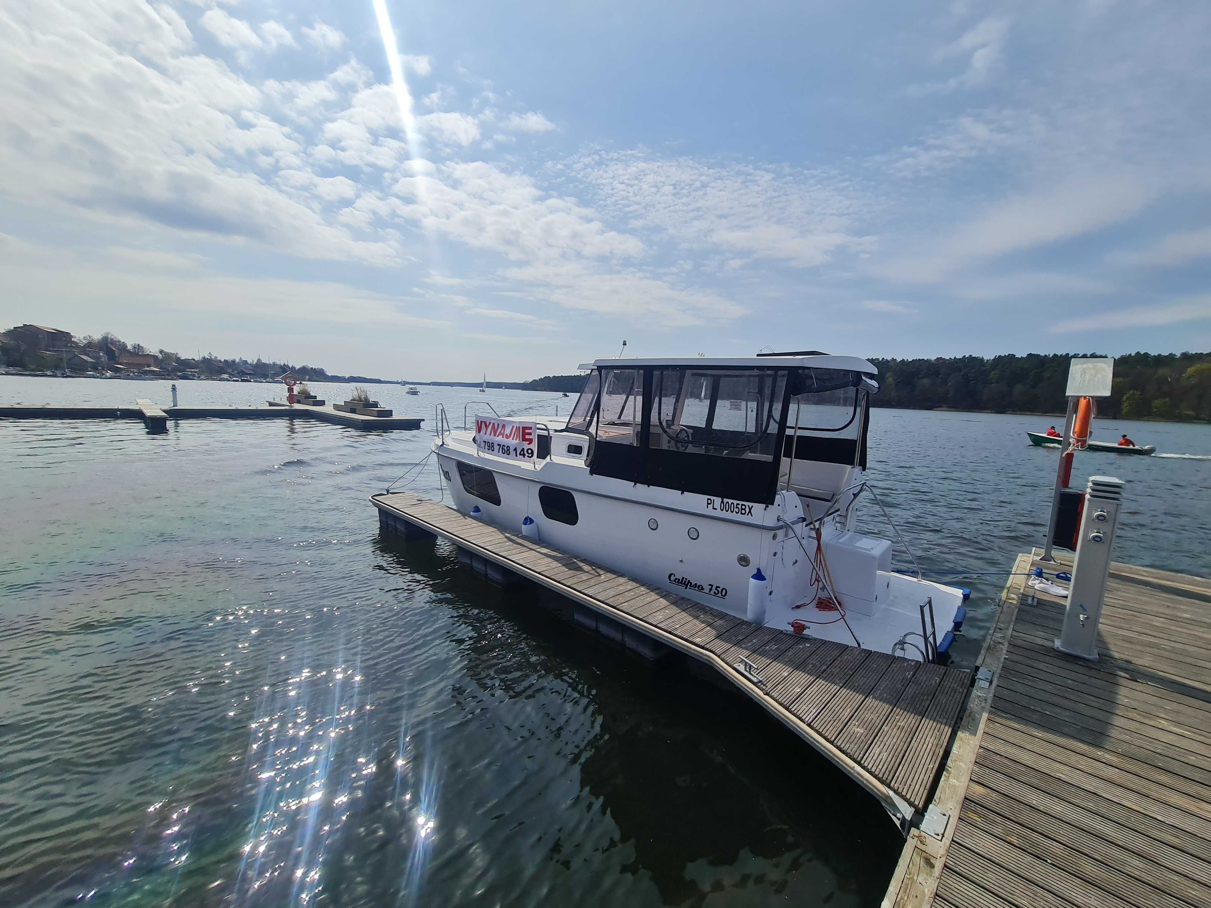 Czarter łodzi motorowych bez patentu hauseboat i skutery wodne