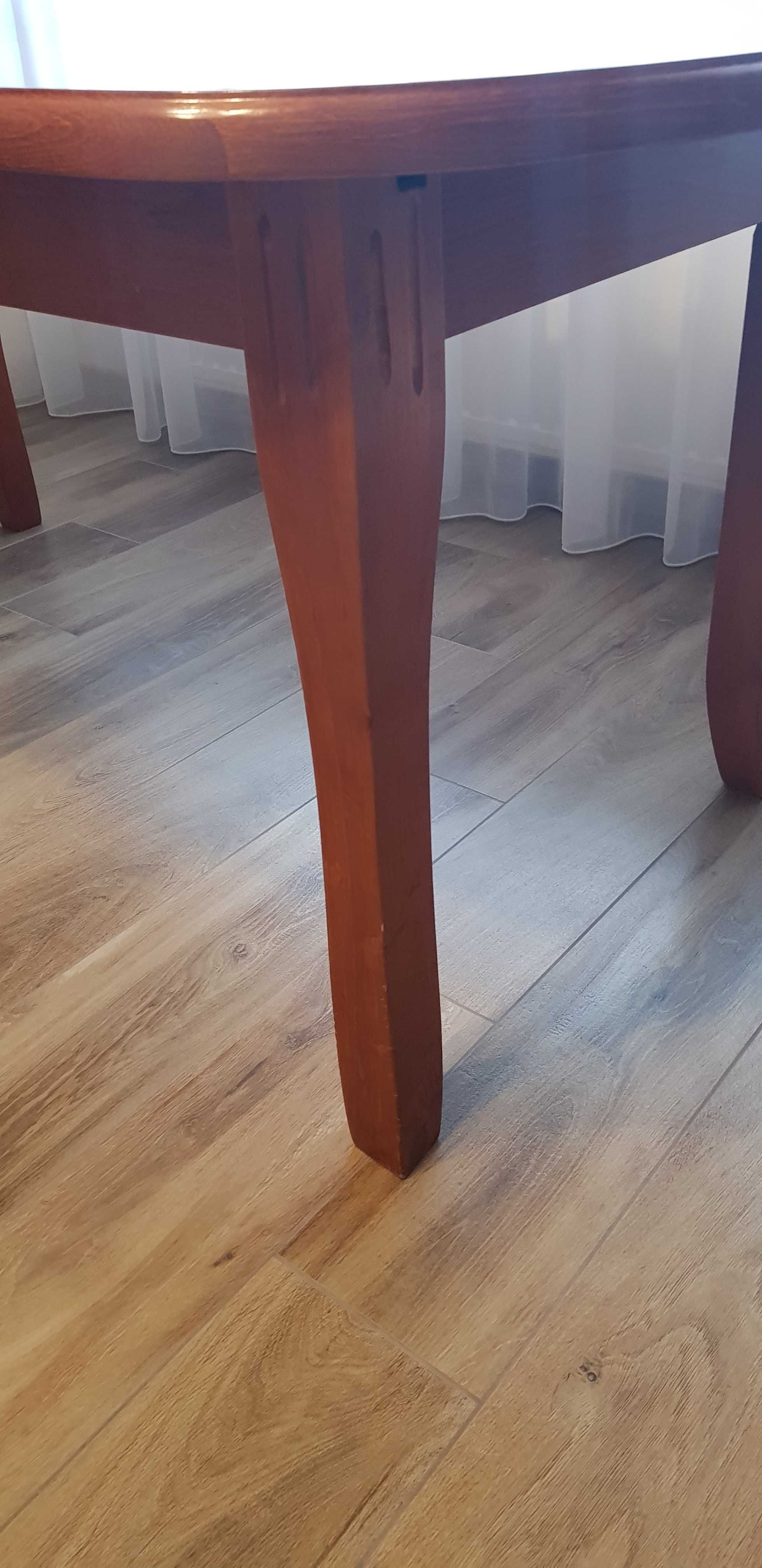 Stół drewniany w stylu klasycznym