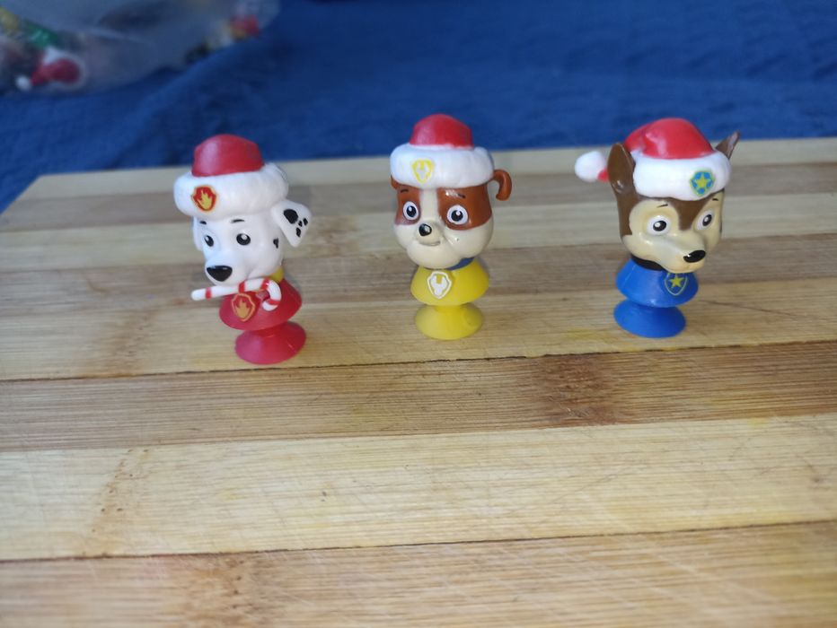 Trzy figurki z Psiego patrolu psy świeci mikołaje