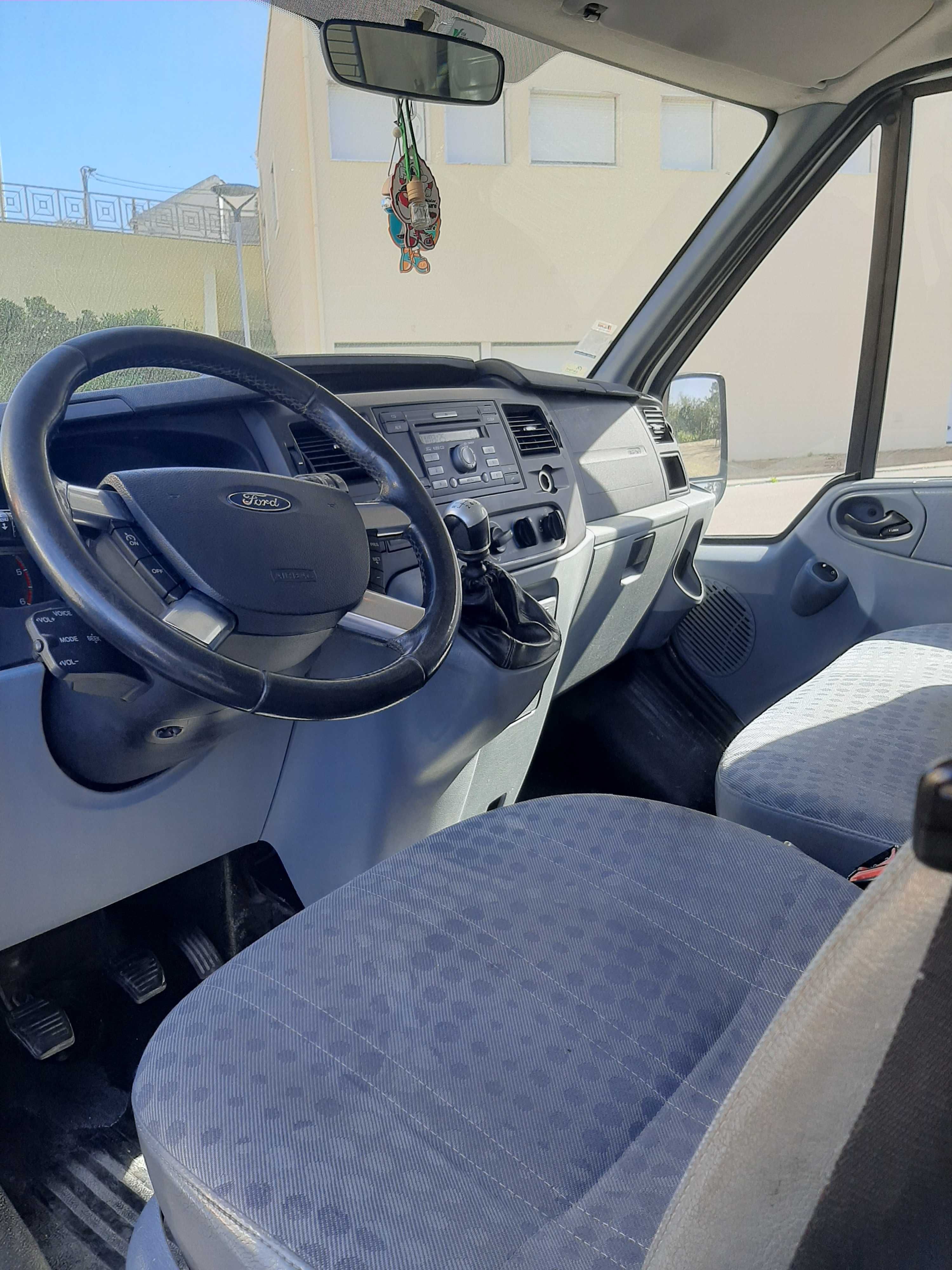 Carrinha Ford Transit Longa de 9 Lugares