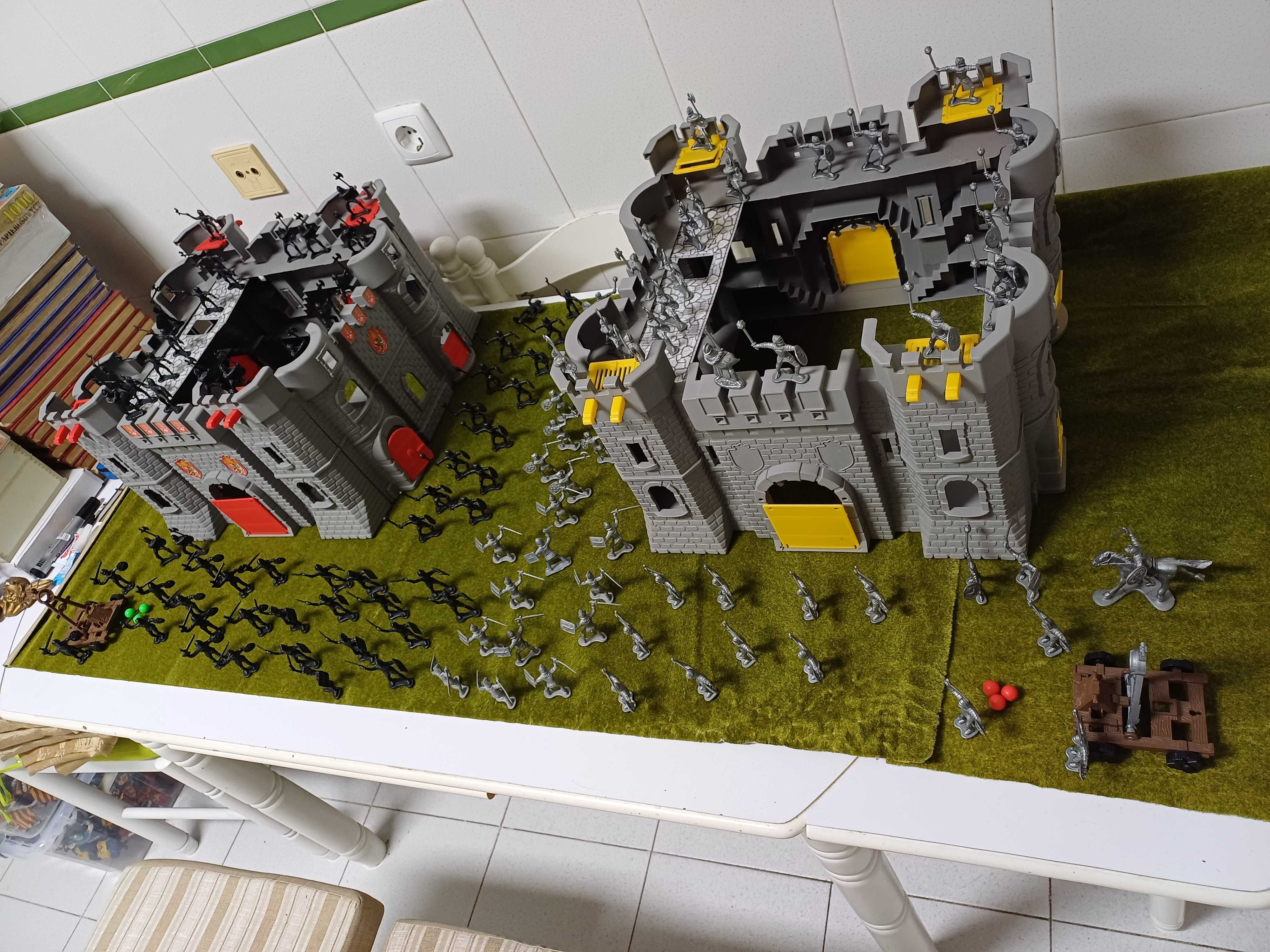 2 castelos medievais com 2 exércitos de 120 soldados e 2 catapultas